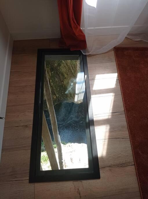 Maison Suspendue Avec Jacuzzi Privatif Pont-en-Royans Luaran gambar