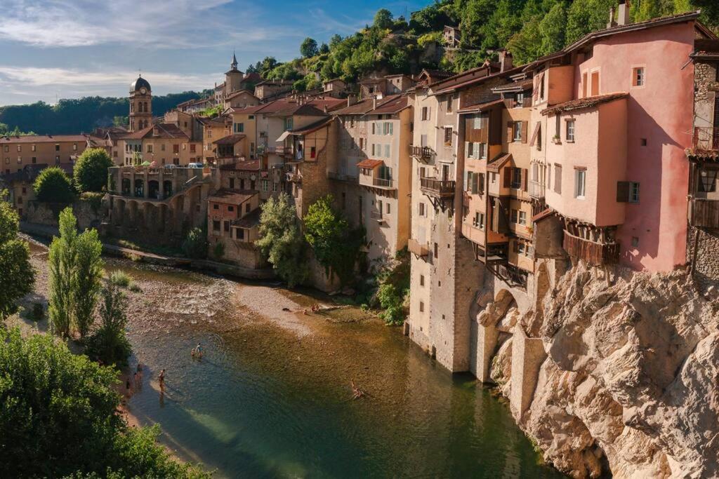 Maison Suspendue Avec Jacuzzi Privatif Pont-en-Royans Luaran gambar