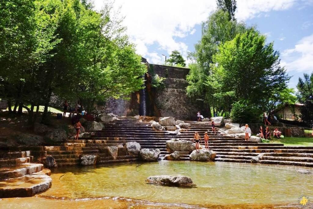Maison Suspendue Avec Jacuzzi Privatif Pont-en-Royans Luaran gambar