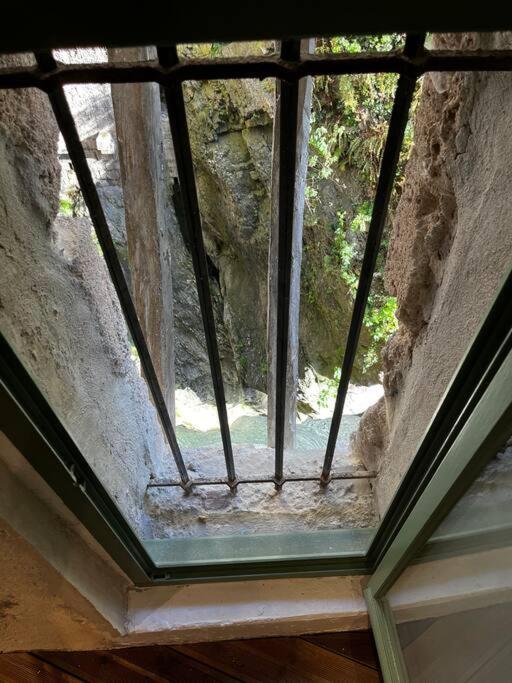 Maison Suspendue Avec Jacuzzi Privatif Pont-en-Royans Luaran gambar