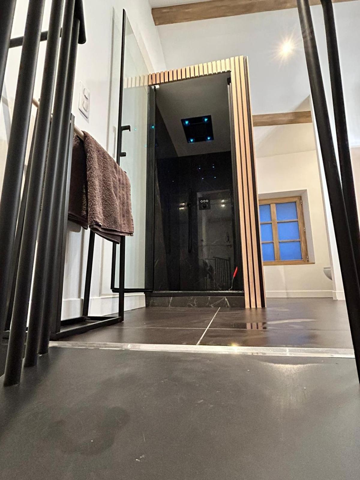 Maison Suspendue Avec Jacuzzi Privatif Pont-en-Royans Luaran gambar