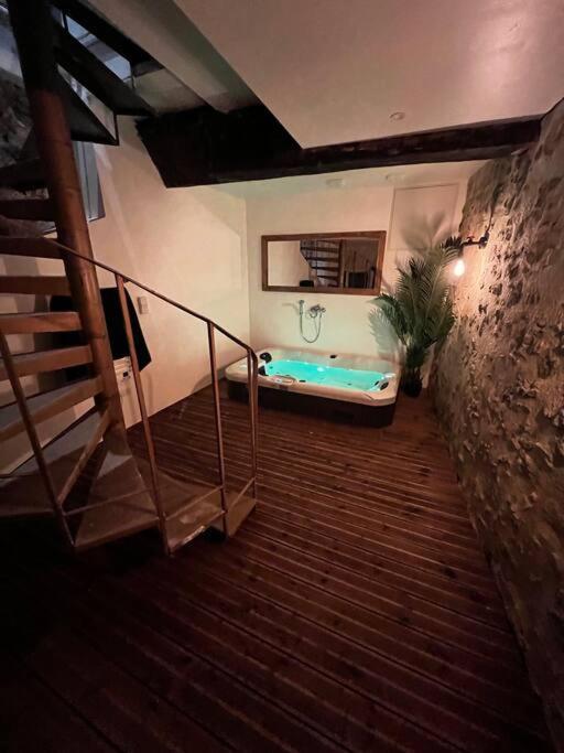Maison Suspendue Avec Jacuzzi Privatif Pont-en-Royans Luaran gambar