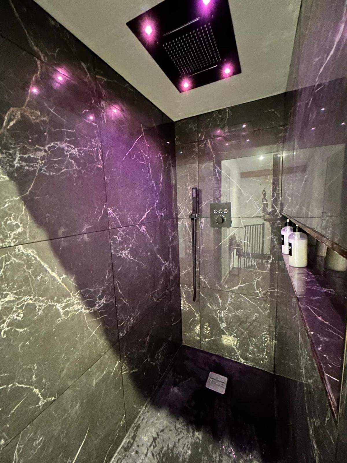 Maison Suspendue Avec Jacuzzi Privatif Pont-en-Royans Luaran gambar