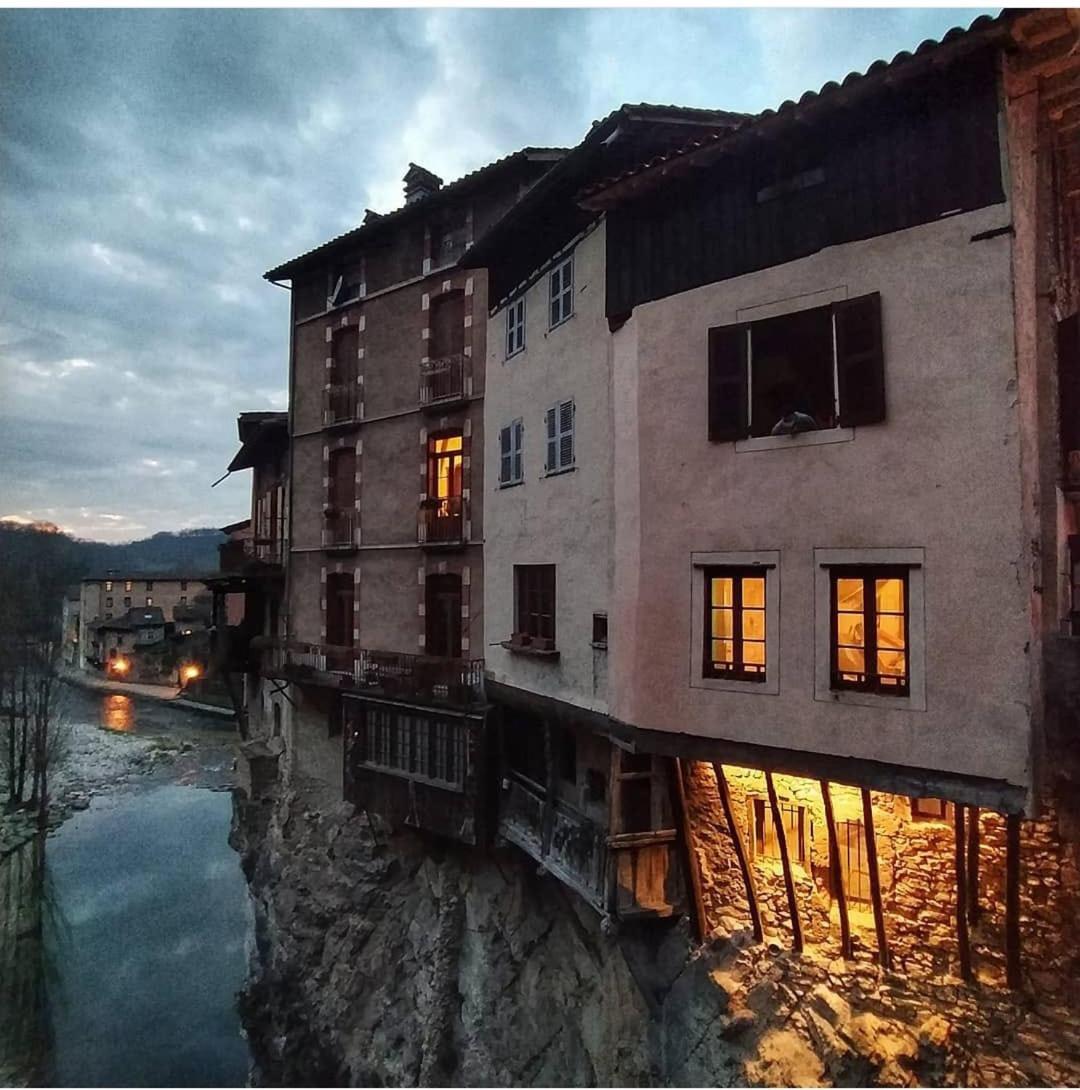 Maison Suspendue Avec Jacuzzi Privatif Pont-en-Royans Luaran gambar